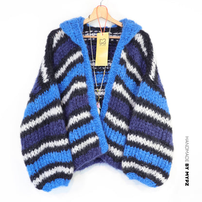 Strikkeoppskrift – MYPZ hettejakke i chunky mohair, bomberjakke og cardigan, blå nr.15 (ENG-DE-NL-ES-FR-IT-DA-SV-NO)