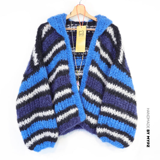 Strikkeoppskrift – MYPZ hettejakke i chunky mohair, bomberjakke og cardigan, blå nr.15 (ENG-DE-NL-ES-FR-IT-DA-SV-NO)
